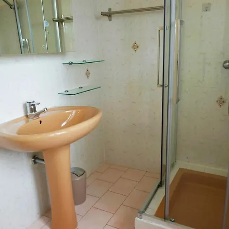 D Hotes De La Louve Bed & Breakfast *